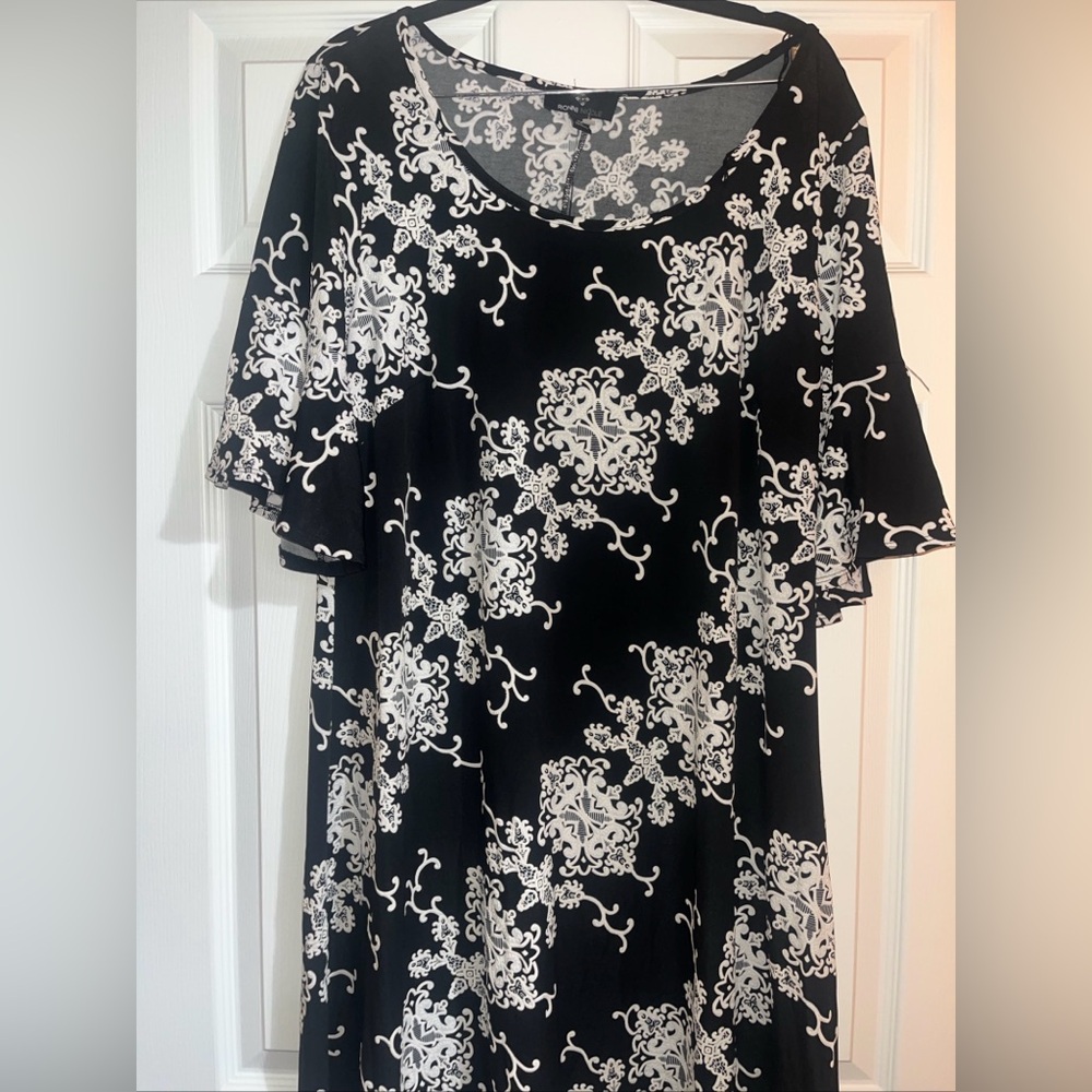Ronni Nicole Elegant‎ Black and White Patterned Midi Dress